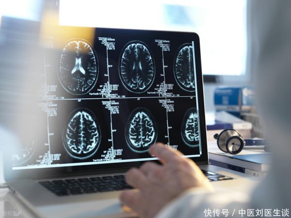 天弘忧配 提醒：大脑开始痴呆的第一信号，吃饭时就知道？很多人都没放心上
