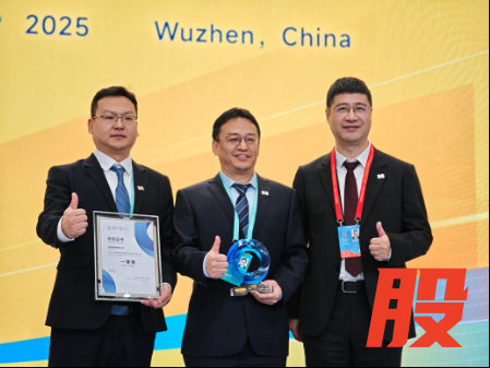 易鑫首席科技官贾志峰（右），易鑫首席AI科学家、高级副总裁张磊（中）与团队代表在颁奖现场